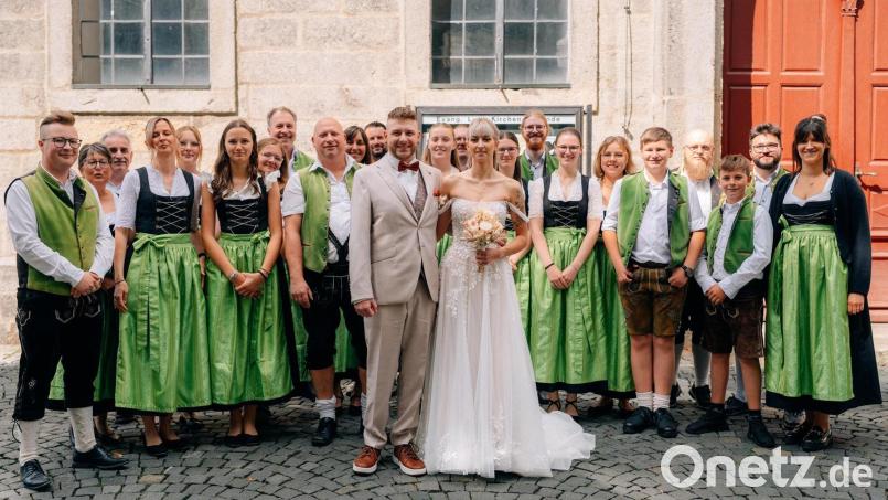 Das Brautpaar Selina und Patrick Frank mit der Stiftländer Jugend- und Blaskapelle Waldsassen. Bild: Farbflair Fotografie