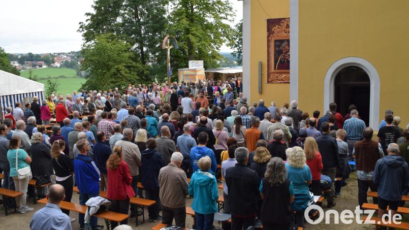 So voll wird der Platz am Sonntag, 6. September, um 10 Uhr vermutlich wieder gefüllt sein, wenn Bischof Rudolf Voderholzer zum Pontifikalgottesdienst auf den Mausberg kommt. Bild: swo