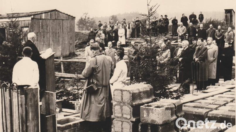 Am 28. Oktober 1954 wurde von Bürgermeister Georg Lederer (am Rednerpult) im Beisein der Schulkinder, Lehrkräfte und einiger Ehrengäste der Grundstein für das Zentralschulhaus gelegt. Da mit dem Bau bereits im September begonnen wurde, stand schon ein Teil des Erdgeschosses. Bild: Archiv Sepp Strobl