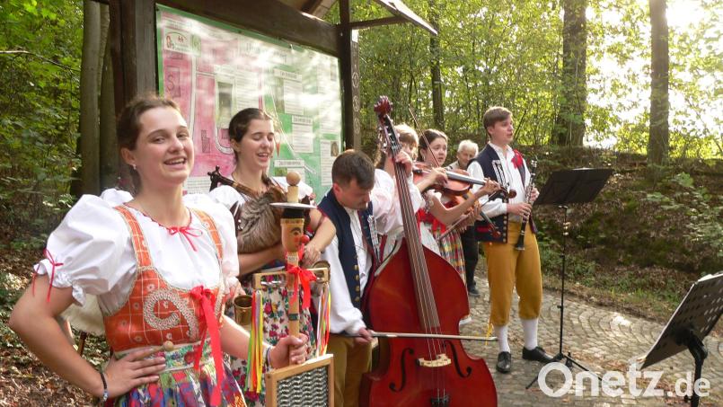 Für beste Unterhaltung sorgte die Dudelsackkapelle aus Bischofteiniz beim Bierkellerkonzert von LuhKulTour. Bild: Martina Witt