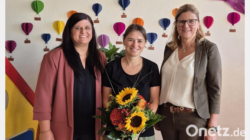 Der Anfang ist gemacht: Bürgermeisterin Beate Dietrich (rechts), Kindergartenleitung Stefanie Rom (Mitte) und Christina Fink von der Kindergartenverwaltung (links) freuen sich auf eine gute Zusammenarbeit. Bild: Birgit Grünwald