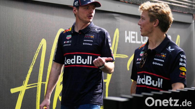 Liam Lawson (r) fährt auch in Monza mit Max Verstappen für Red Bull. (Archivbild) Bild: Asanka Brendon Ratnayake/AP/dpa