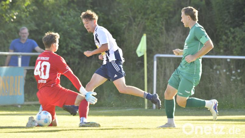 James Bucher (Mitte) war trotz seines jungen Alters Leistungsträger beim SV Raigering. Beim FC Amberg wagt er den nächsten Schritt. Bild: Hubert Ziegler