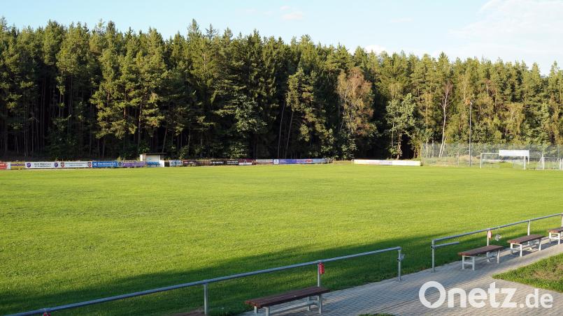 Sorgte für einige Diskussionen im Gemeinderat: Die Verlängerung der Bewässerung auf dem Sportplatz in Schwarzenbach. Bild: Jürgen Masching