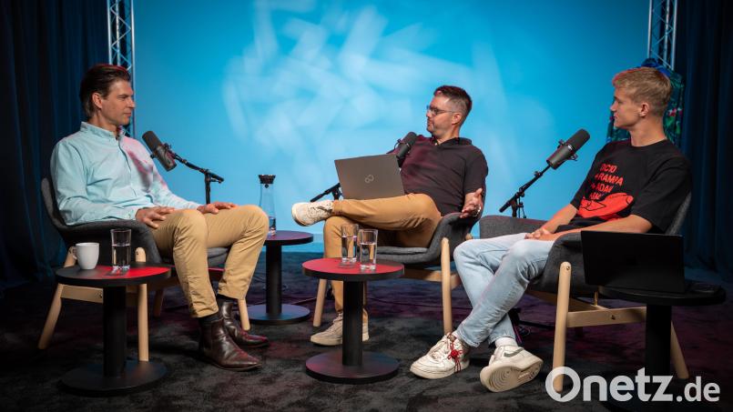 Ex-Eishockeyprofi Leo Conti (links) fungiert seit April als Berater bei den Blue Devils Weiden. Nun war der 47-Jährige zu Gast im Podcast "Powerplay" bei den Gastgebern Fabian Leeb (Mitte) und Max Schlötter. Bild: Alexander Unger