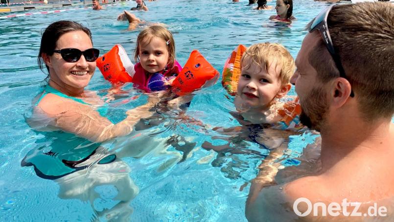 Im Wasser zu planschen macht nicht nur den Kindern Spaß. Archivbild: Gabi Schönberger
