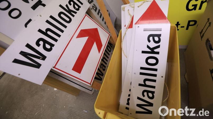 In 2.600 Wahlbezirken werden am Sonntag Stimmen ausgezählt. Bild: Matthias Bein/dpa