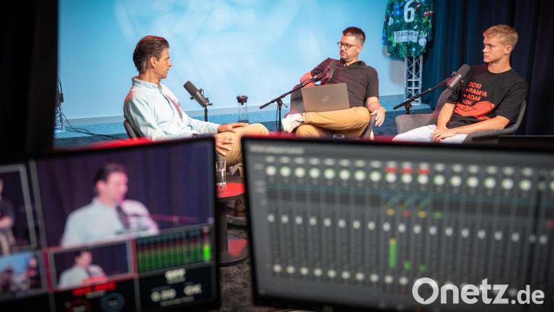 Leonardo "Leo" Conti, Berater der Blue Devils Weiden, zu Gast im Eishockey-Podcast Powerplay im neuen Videostudio von Oberpfalz-Medien. Bild: Alexander Unger