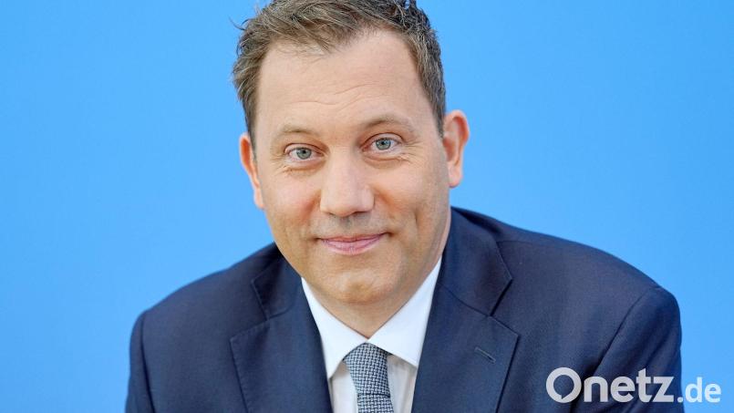 Klingbeils Reform soll vor allem kleine und mittlere Einkommen entlasten. (Archivbild) Bild: Michael Kappeler/dpa