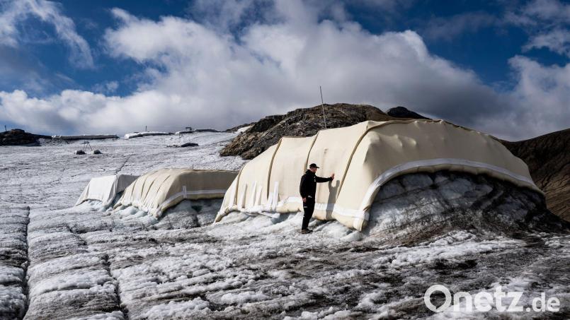 Schafswolle als Schmelzschutz: Mit Decken sind Bereiche des Tsanfleurongletschers im Schweizer Kanton Wallis abgedeckt. Bild: Jean-Christophe Bott/KEYSTONE/dpa