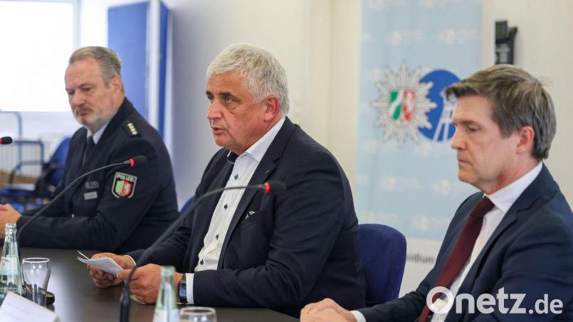 In einer Pressekonferenz berichten Michael Esser, Leitender Kriminaldirektor der Polizei Köln (Mitte) und Ulrich Bremer, Oberstaatsanwalt der Staatsanwaltschaft Köln (rechts) über den Stand der Ermittlungen. Bild: Christoph Reichwein/dpa
