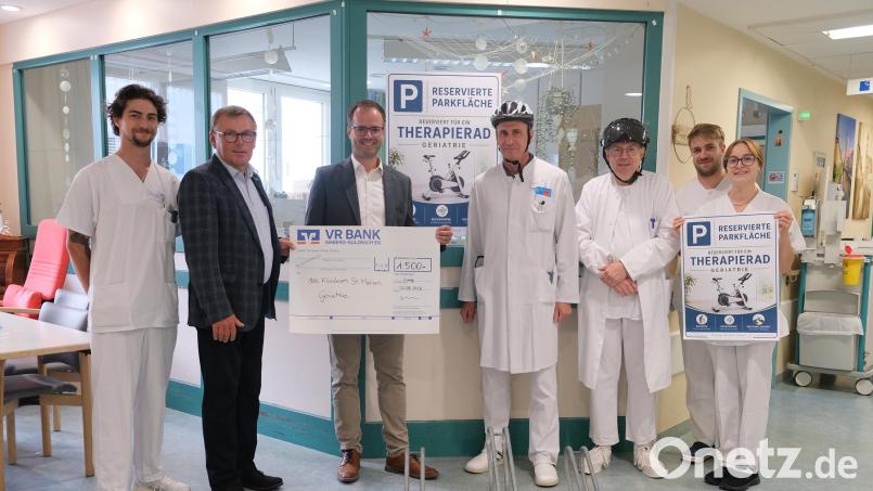 Die Spende sorgt für strahlende Gesichert (von links): Christoph Burger, Physiotherapeut; Manfred Wendl, Klinikumsvorstand; Florian Rauch, Vorstand Volks- und Raiffeisenbank Amberg-Sulzbach; Chefarzt Dr. Jens Trögner; Leitender Oberarzt Dr. Anatole Pütz; Johannes Dittrich, Physiotherapeut; Julia Demleitner, stellvetretende Stationsleitung. Bild: Sandra Dietl/Klinikum St. Marien Amberg