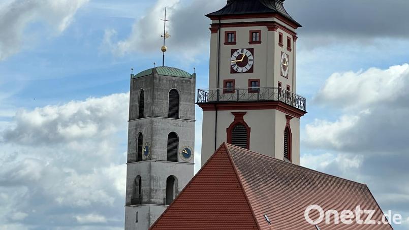 Läuft für die Katholiken die Zeit schneller ab? Dieser Schnappschuss unseres Lesers von Dienstag, 1. September, beweist: Die Uhr der katholischen Marienkirche (vorne) ging die vergangenen Tage ungefähr zwei Stunden vor. Bild: Daniel Prütting