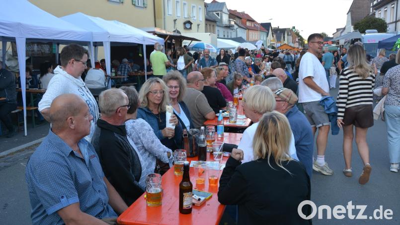 Im vergangenen Jahr kamen rund 4000 Besucher zur Waldershofer Schlemmermeile. Auf eine ähnliche Zahl hoffen die Veranstalter diesen Samstag, 5. September. Archivbild: Josef Rosner [Josef Rosner] (ROSNER.JOSEF@T-ONLINE.DE)