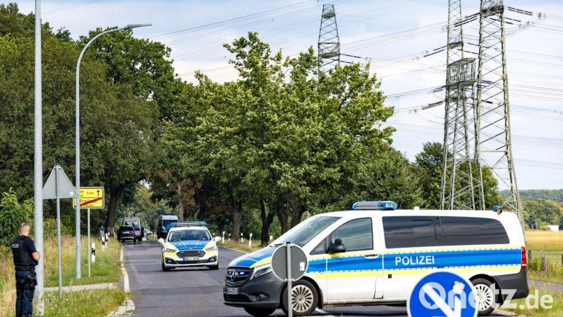 Die Polizei hat den Weg zu den Strommasten weiträumig abgesperrt. Bild: Frank Hammerschmidt/dpa