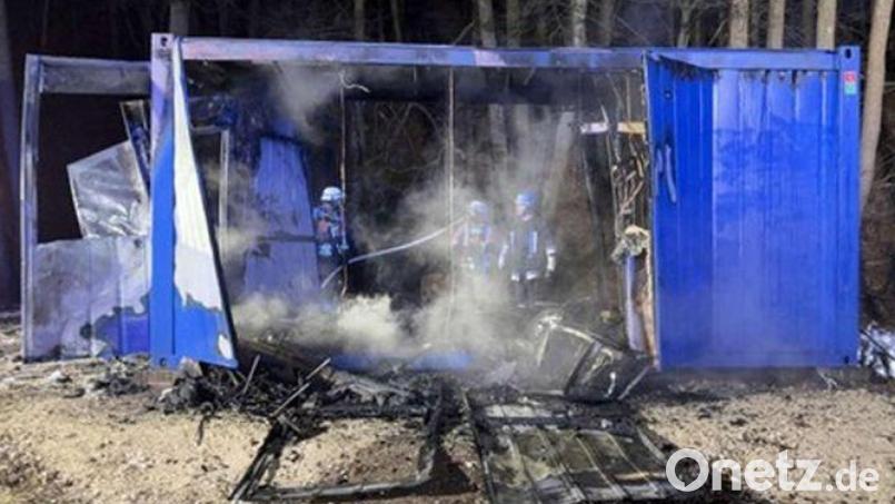 In den Wohncontainer wurde ein angezündetes T-Shirt geworfen. Als Feuerwehren eintrafen, stand die Behelfsunterkunft in Vollbrand. Der Brandstifter hatte vorher mehrere Monate in dem Notquartier zugebracht. Archivbild: Polizei Amberg