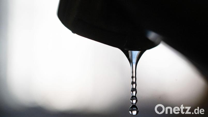 Die Menschen sollen ihr Trinkwasser vorerst abkochen. (Symbolbild) Bild: Marijan Murat/dpa