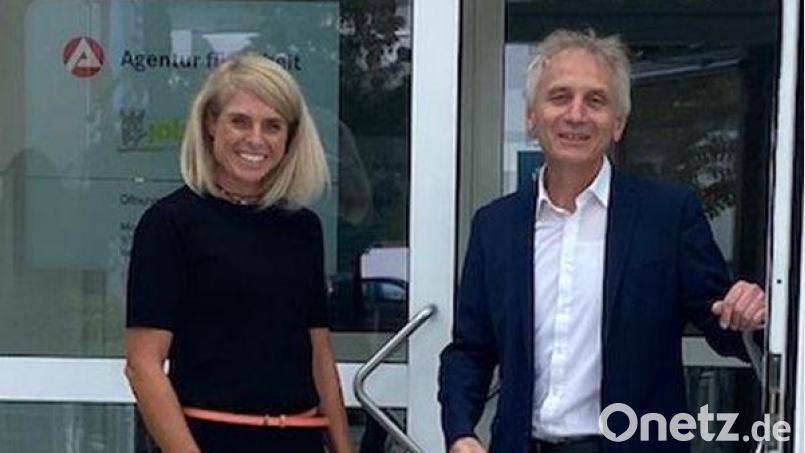 Siegfried Bäumler, Vorsitzender der Geschäftsführung, begrüßt die neue Geschäftsführerin Operativ Daniela Gatsche in der Agentur für Arbeit Schwandorf. Bild: Claudia Klee, Agentur für Arbeit Schwandorf
