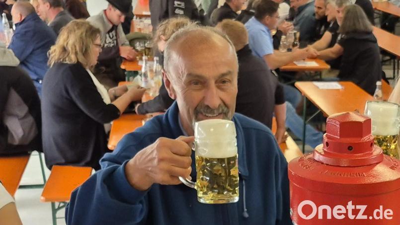 Prost! Hans Deyerl, seit 41 Jahren Chef des THW-Helfervereins Oberviechtach, ist am 4. September zum Bürgerfest des Bundespräsidenten Frank-Walter Steinmeier nach Bonn eingeladen. Archivbild: Gottfried Berger