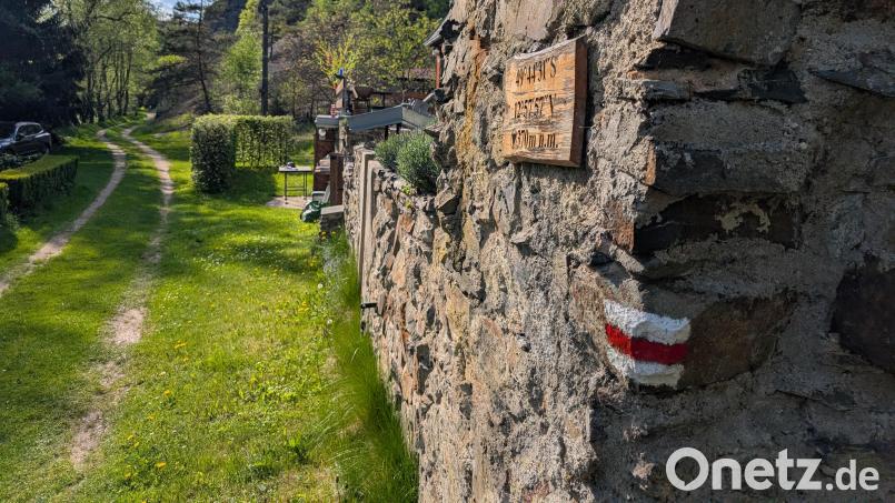 Hier lang: So sind die Wanderwege in Tschechien markiert. Magdalena Becher erklärt das Farbsystem der Wanderwegweiser. Bild: wüw