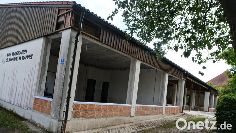 Der katholische Kindergarten in Floß wird saniert und erweitert. Die neuen Fenster lassen auf sich warten. Bild: Fred Lehner