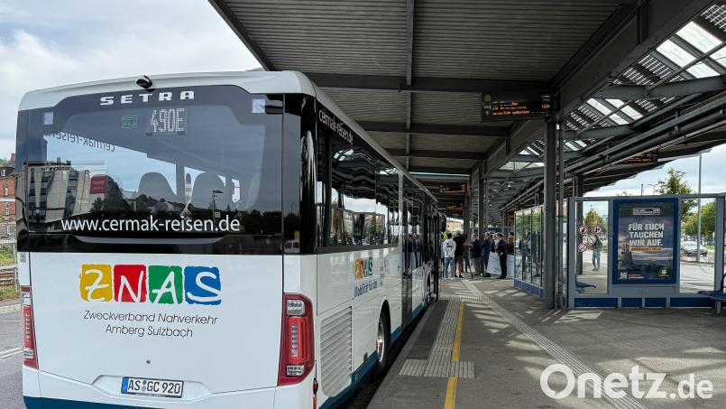 Die neue Express-Buslinie "490 E" verbindet seit September Amberg und Weiden. Und zwar so, dass damit tatsächlich eine Alternative zum Auto entstanden ist. Der Bus fährt stündlich und ist gegenüber dem Auto auch nicht wesentlich langsamer. Bild: Stephan Huber