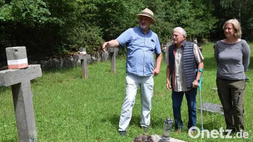 Anton Glossner (Mitte) ist bei der Umbettung der im sogenannten Polenfriedhof bestatteten Verstorbenen im Sommer 1962 dabei gewesen. Die Toten aus 243 Gräbern wurden nach Hammelburg und Flossenbürg umgebettet. Links Albert Böhm vom Umweltamt der US-Army und dessen Mitarbeiterin Nanette Schneider. Bild: Paul Böhm