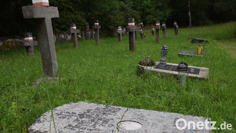 Schlichte Betonkreuze mit verwitterten, nur mehr schwer lesbaren Namen und Grabsteinen erinnern an das Schicksal von 243 Menschen, die einmal hier beerdigt waren. Bild: Paul Böhm