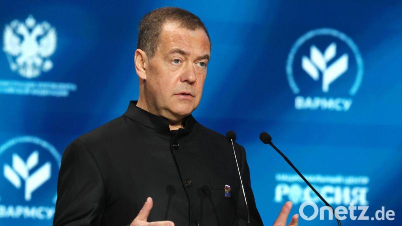 Der Vizechef des russischen nationalen Sicherheitsrates, Dmitri Medwedew, bringt als Reaktion auf die Sanktionen gegen Moskau direkte Angriffe auf deutsche Rüstungsbetriebe ins Spiel. (Archivbild) Bild: Ekaterina Shtukina/Pool Sputnik/dpa