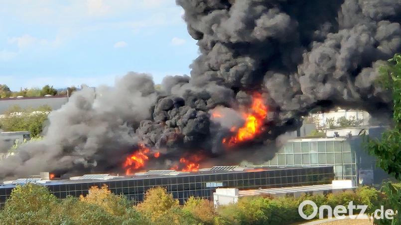 Trampolinhalle in Flammen: Nach Schätzungen der Polizei handele es sich um einen Millionen-Schaden. Bild: Thomas Fritz/Mainpost/dpa