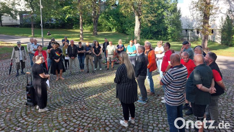 Mit einer Gedenkveranstaltung am Mahnmalmal auf dem Friedhofsberg in Sulzbach-Rosenberg setzen rund 40 Teilnehmer ein Zeichen gegen Krieg, Faschismus und Gleichgültigkeit. Bild: mfh