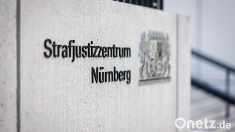 In Nürnberg endete der Prozess gegen Heranwachsende wegen des Handels mit Waffen und Drogen. (Symbolbild) Bild: Daniel Karmann/dpa
