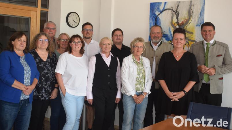 Die Verbandsversammlung des Zweckverbandes Freizeit- und Erholungszentrum Perschen hat sich neu aufgestellt. Den Vorsitz führt wie bisher Bürgermeister Frank Zeitler (Dritter von rechts) Als Stellvertreter steht ihm Bürgermeister Florian Reger (Fünfter von rechts) zur Seite. Weitere Verbandsräte sind (von links): Marianne Schieder, Karin Raab, Richard Tischler (in Vertretung für Peter Neumeier), Josefine Duscher, Marianne Forster, Peter Mertins, Gabi Wittleben, Irene Ehemann, Ines Renner (in Vertretung für Tobias Knechtel) und Landrat Thomas Ebeling. Bild: Richard Braun