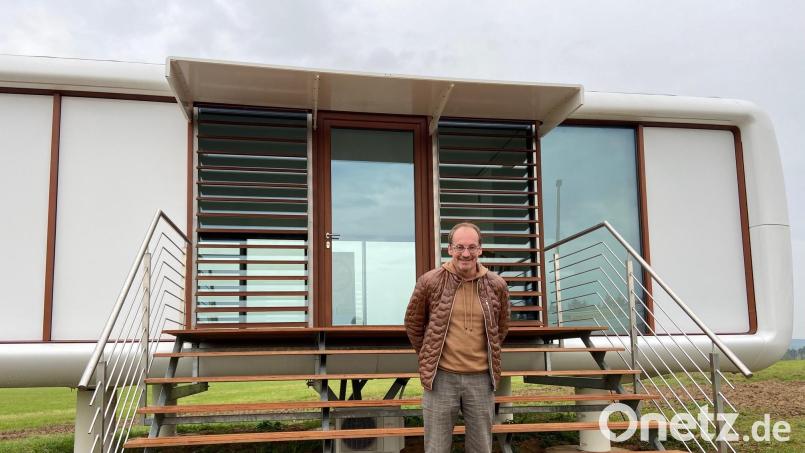 Gerald Stelzer vor dem inzwischen abgebauten und in Containern eingelagerten "Loftcube". Der Investor des geplanten Marshotels hat die Reißleine gezogen und sein ambitioniertes Projekt in Auerbach gecancelt. Archivbild: ass