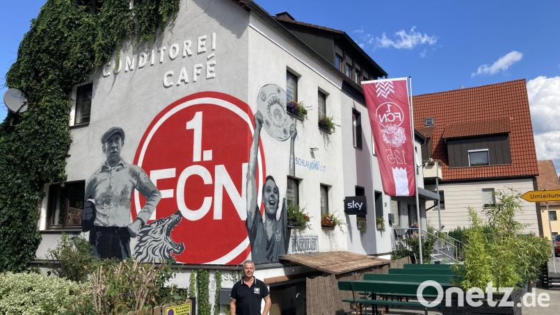 In Übergröße prangen die FCN-Fußballlegenden Max Morlock und Heiner Stuhlfauth an der Hausfassade in Hartmannshof. Mario Zeug ist der Hausbesitzer. Bild: Stefanie Swann