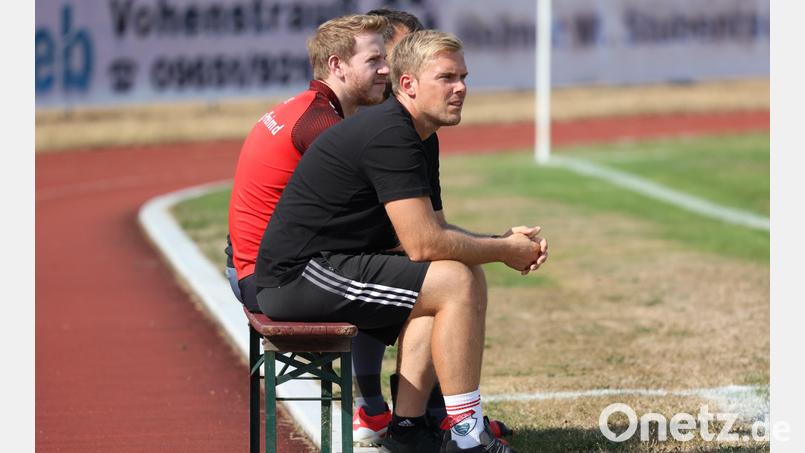 Die SpVgg Pfreimd und Trainer Michael Hartlich (vorne) ereilte das Pokal-Aus. Archivbild: Dieter Jäschke