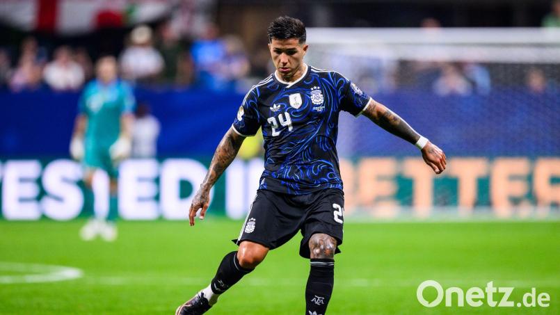 Enzo Fernández wechselt innerhalb der Premier League. (Archivbild) Bild: Tom Weller/dpa