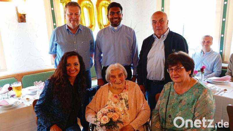 Bürgermeisterin Margit Bayer (vorne links) gratuliert Rita Koller zum 100. Geburtstag. Mit im Bild Birgit Hamann (vorne rechts) sowie (hinten von links) Bernhard Hamann, Pater Josef und der Seniorenbeauftragte Gerhard Weber. Bild: Oswald Zintl