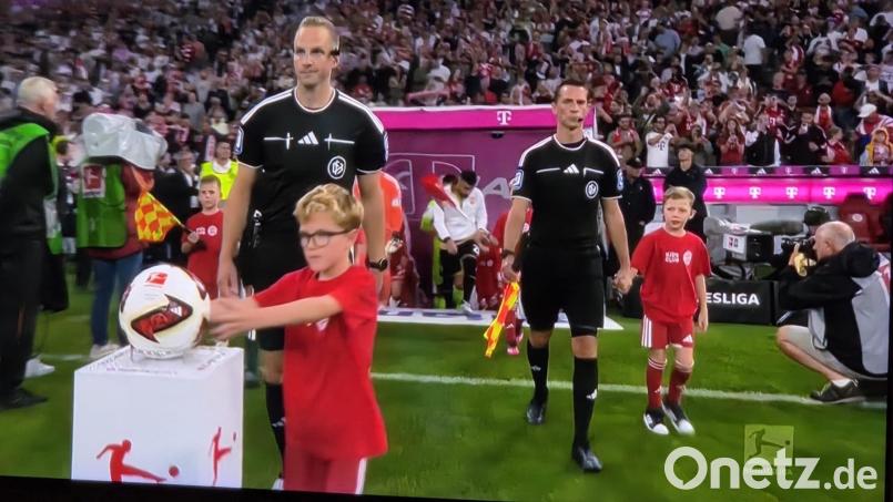 Raphael Winkler (9) aus Vilseck nimmt beim Auftakt der Fußball-Bundesliga am Freitagabend in der Münchner Allianz-Arena den Ball vom Podest. Bild: Christine Winkler