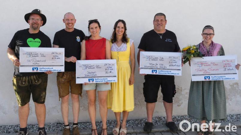 Feuerwehr, Falkenhorstschützen, Motorradfreunde Steinfels und Steckerlstammtisch spendeten jeweils 500 Euro an die Interessengemeinschaft (IG) Spielplatz Hütten. Bild: Carmen Schneider