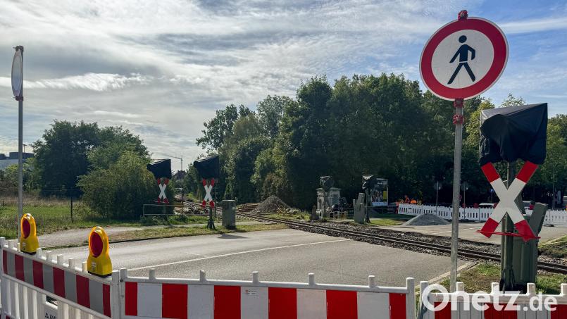 Die Deutsche Bahn führt umfangreiche Arbeiten an den Gleisen und am Schotterbett der Bahnstrecke Weiden-Parkstein-Hütten durch. Deshalb werden mehrere Bahnübergänge in Weiden abwechselnd gesperrt. Bild: Marina Gube