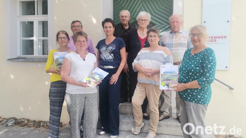 Carolin Schmuck (rechts) stellte das neue Programm der VHS im Landkreis Schwandorf in Winklarn vor. Bild: Annemarie Mösbauer