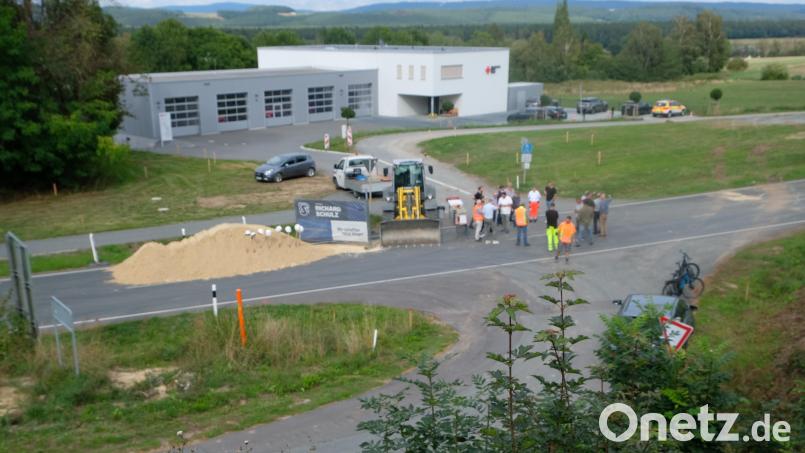An der Ortseinfahrt von Eschenbach Richtung Grafenwöhr entsteht in Höhe des neuen BRK-Rettungsstandortes der erste Kreisverkehr Eschenbachs. Bild: Robert Dotzauer