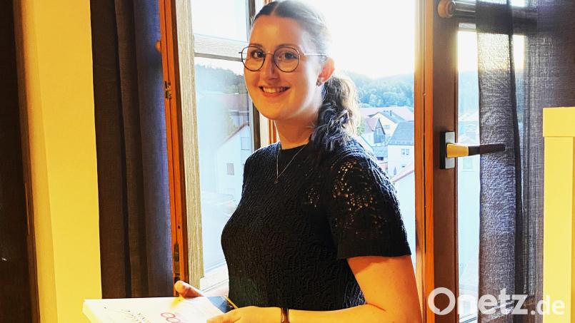 Freut sich auf das Jubiläumsfest: Eva Maderer blättert in den Landjugend-Räumen – mit Blick auf Altendorf – in der Chronik. Bild: Claudia Völkl