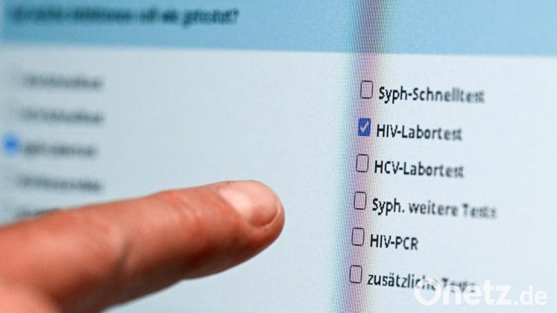 Die Zahl der gemeldeten HIV-Erstdiagnosen blieb 2025 laut bayerischem Gesundheitsministerium nahezu unverändert. (Symbolbild) Bild: Jens Kalaene/dpa