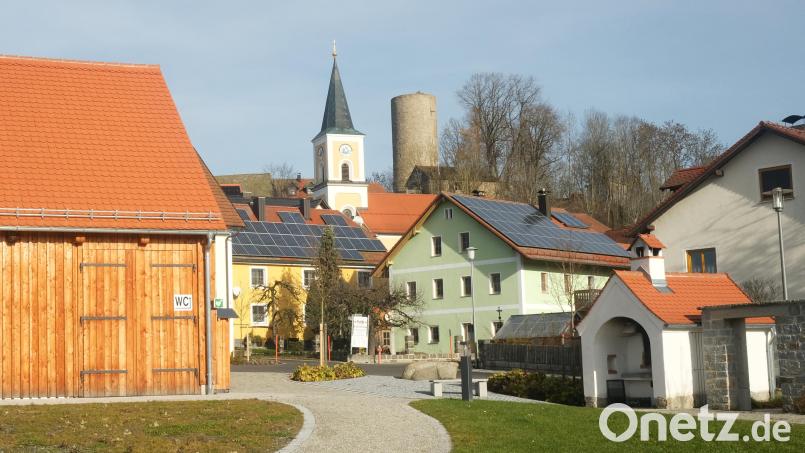 In Thanstein (im Hintergrund die Kirche St. Johannes Baptist) fand die erste Sitzung des Gemeinderats nach der Sommerpause statt. Archivbild: Rudolf Hirsch