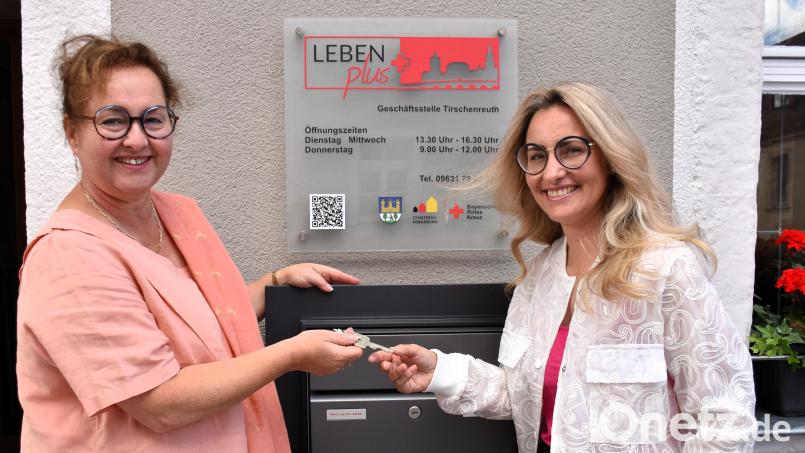 Quartiersmanagerin Cornelia Stahl (links) wird den Schlüssel von "Leben plus" offiziell am 29. September an ihre Nachfolgerin Janka Hannemann-Mathes überreichen. Bis dahin haben die beiden Frauen noch gut zu tun mit den üblichen Arbeiten einer Übergabe. Bild: Ulla Britta Baumer