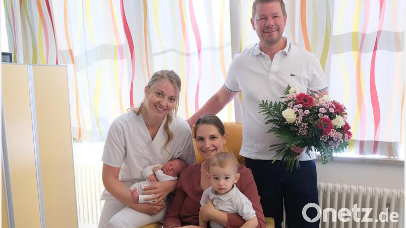 Hebamme Celina Aigner mit der kleinen Antonia; Mama Veronika mit dem großen Bruder Maximilian sowie Papa Bastian. Bild: Sandra Dietl, Klinikum St. Marien Amberg