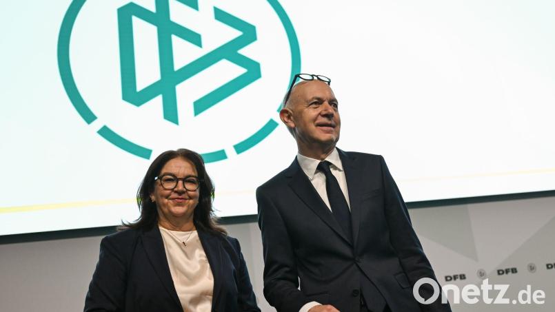 DFB-Boss Bernd Neuendorf und Vize Heike Ullrich: Die Frauen-Bundesliga geht eigene Wege. (Archivbild) Bild: Arne Dedert/dpa