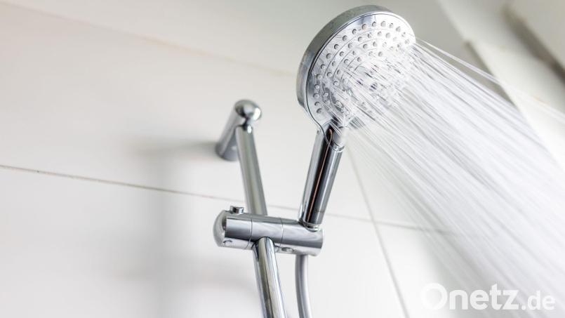 Was tun, wenn die Dusche nicht mehr abläuft? Am besten erstmal eine Zahnbürste besorgen. Symbolbild: Philipp von Ditfurth/dpa